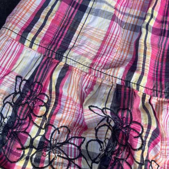 Pink dress with embroidered flowers at the bottom - Picture 2 of 3